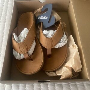 NWT OluKai Men’s Flip Flop - never worn- brand new - Tuahine Toffee Color